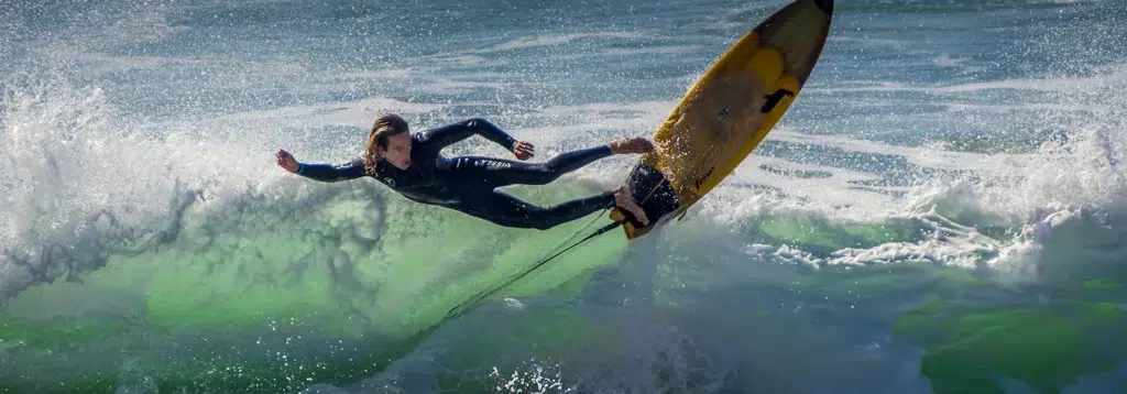 persona surfeando una ola en el mar