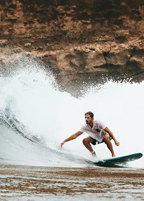 persona surfeando las olas en el mar