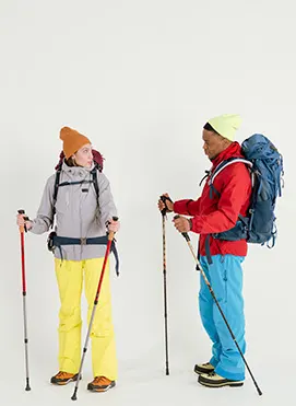 dos personas vestidas de nieve mirandose