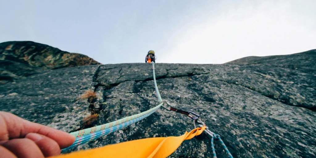 POV de persona en una via de escalada