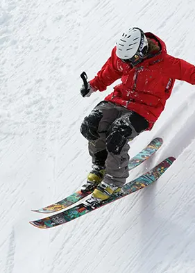 persona esquiando sobre la nieve