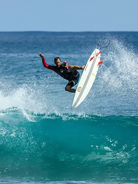 persona haciendo un truco de surf en el mar