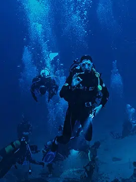 Grupo de personas practicando buceo