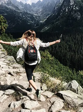 Persona disfrutando del trekking en la montaña