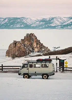 Imaen de una caravana en medio de un paisaje nevado