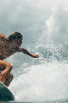 persona surfeando una ola en el mar