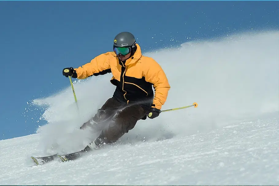 persona esquiando sobre la nieve