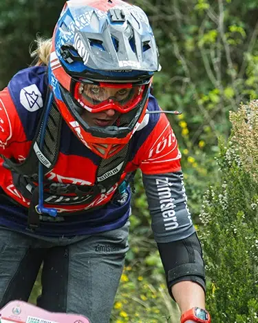 Persona totalmente equipada con materiales de bicicleta de montaña.