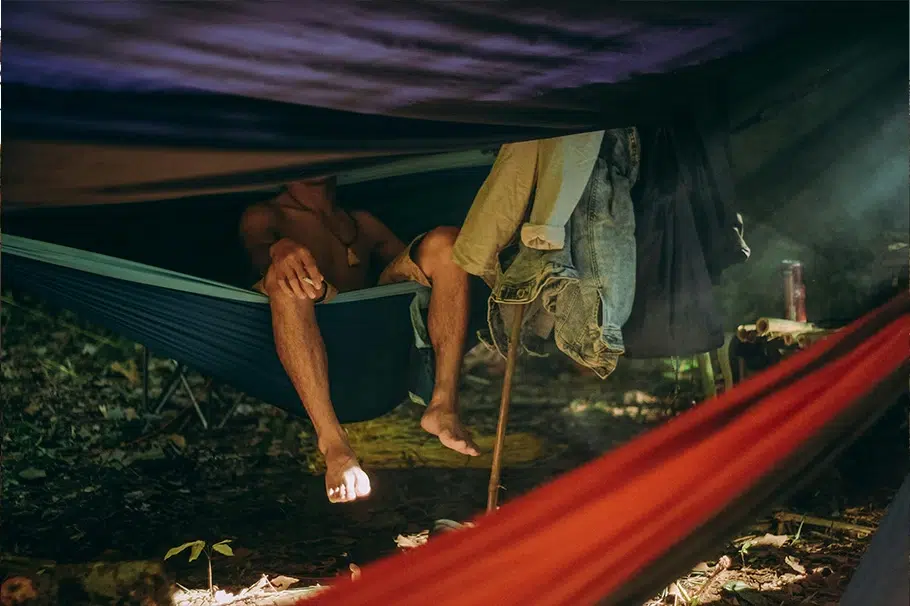 imagen muestra un grupo de personas disfrutando de la naturaleza haciendo vivac