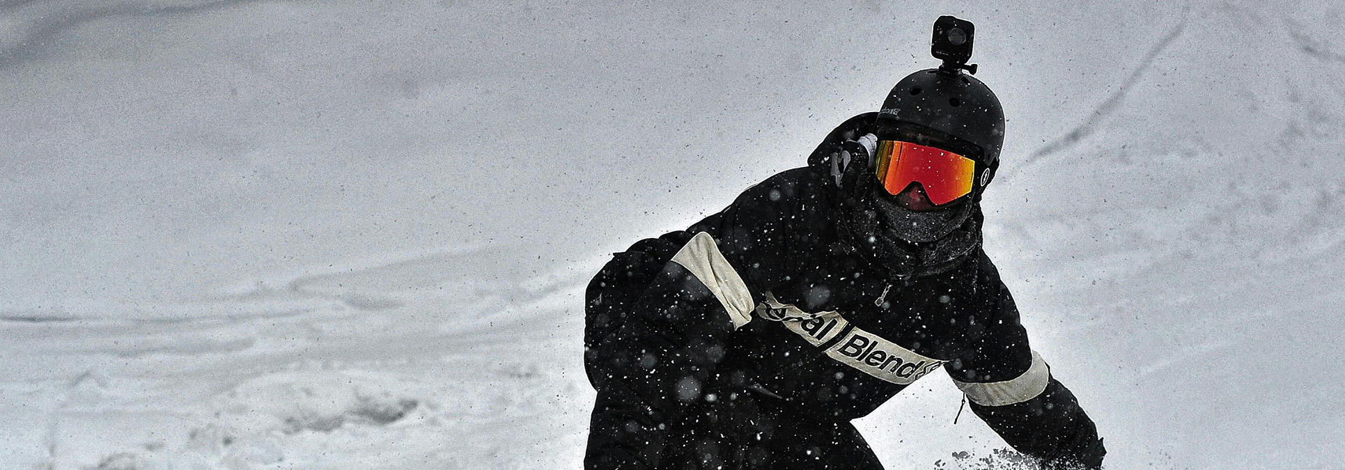 Persona haciendo snowboard con un fondo totalmente nevado