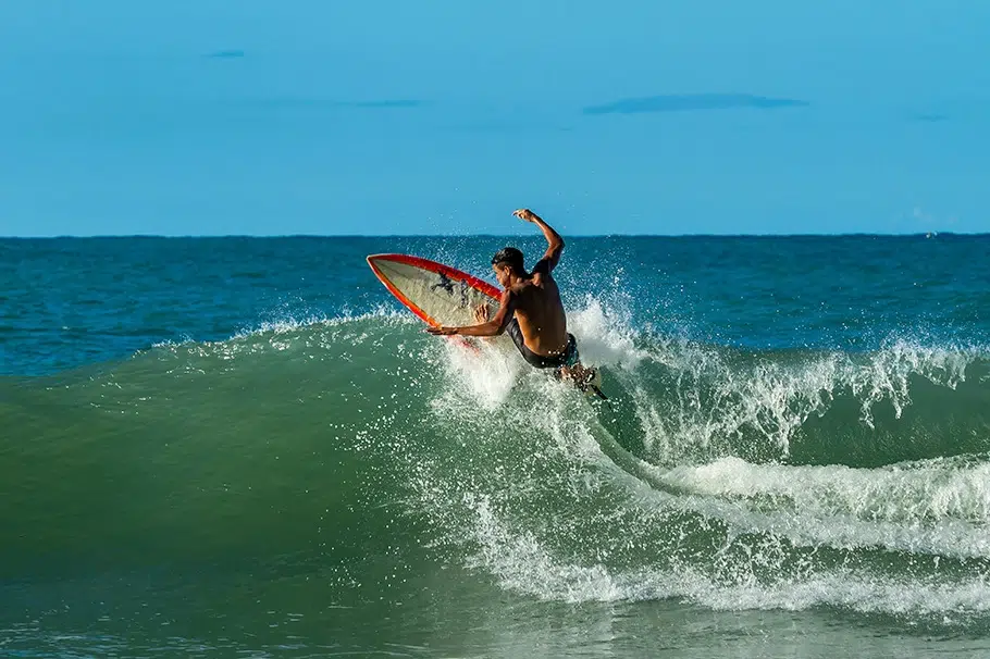 persona surfeando las olas