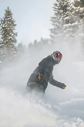 persona cubierta de nieve tras parar con el snow