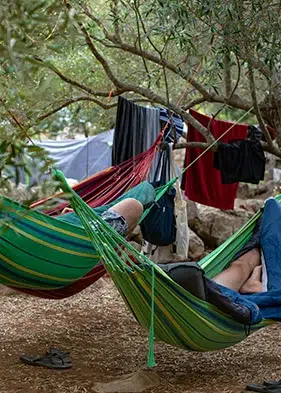 imagen muestra a varias personas disfrutando de la naturaleza haciendo vivac