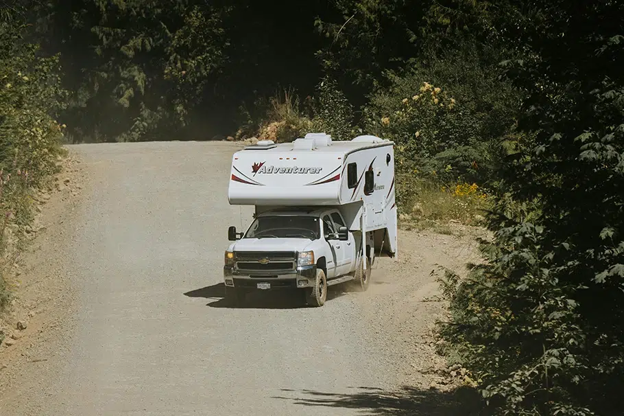 Pick-up portando una casa en un paisaje arido en la naturaleza