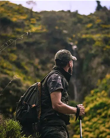 persona parada en medio de la naturaleza admirandola