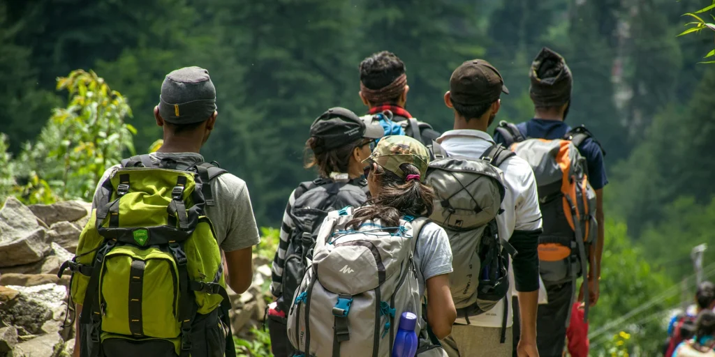 grupo de personas haciendo trekking