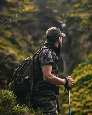 lña iamgen meustra a una persona en el centro de la naturaleza preparada apra hacer vivac