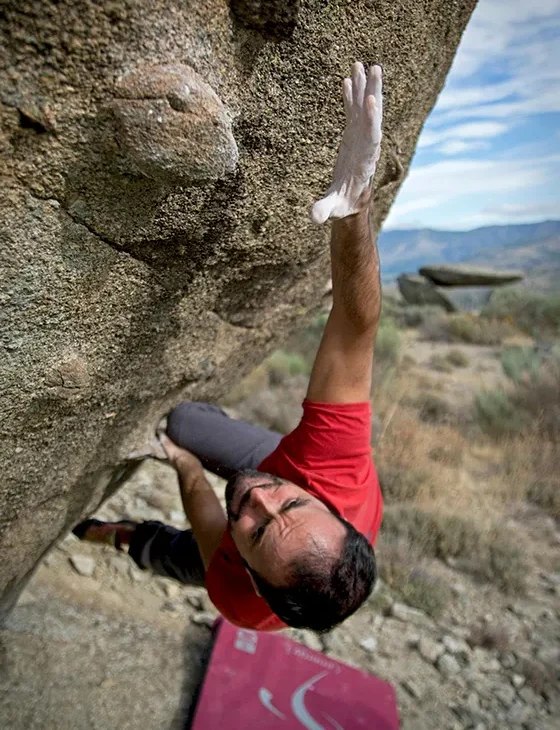 persona escalando piedra en la naturaleza